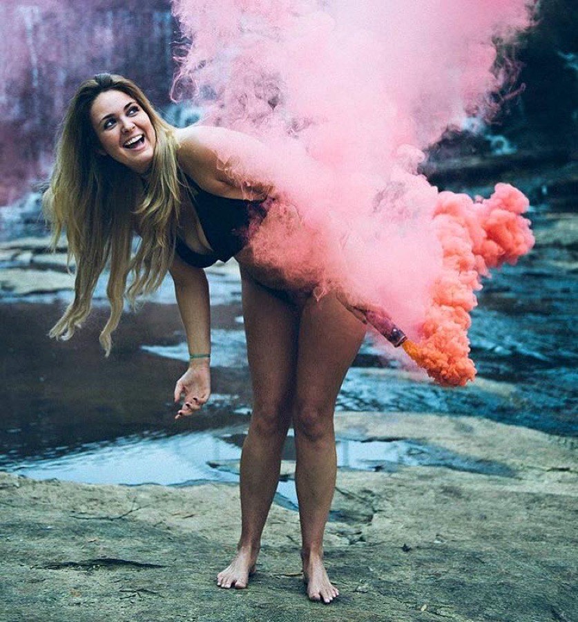 Fotoshoot met roze Enola Gaye rook